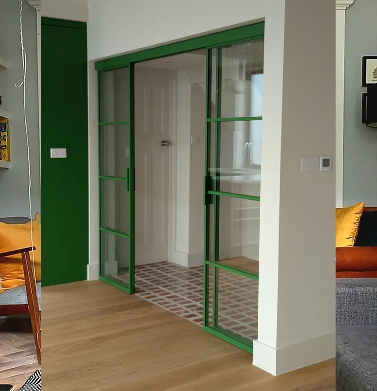 Zaļas loft durvis uz virtuvi