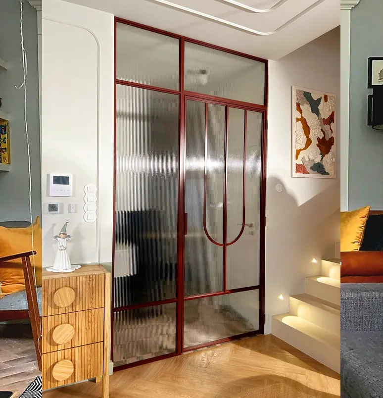 Bordo krāsas loft durvis ar rievotu stiklu