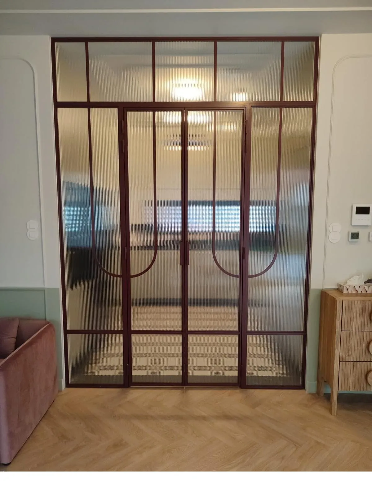 Bronzas krāsas loft starpsiena hallē