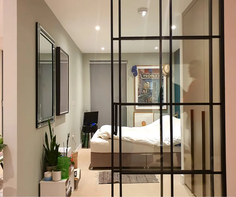 Guļamistaba, sadalīta ar loft starpsienu
