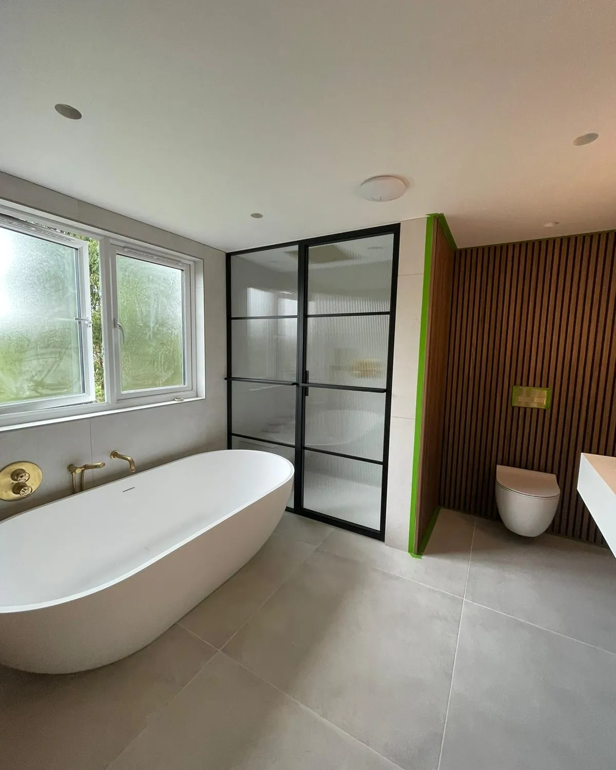 Loft starpsiena blakus vannai