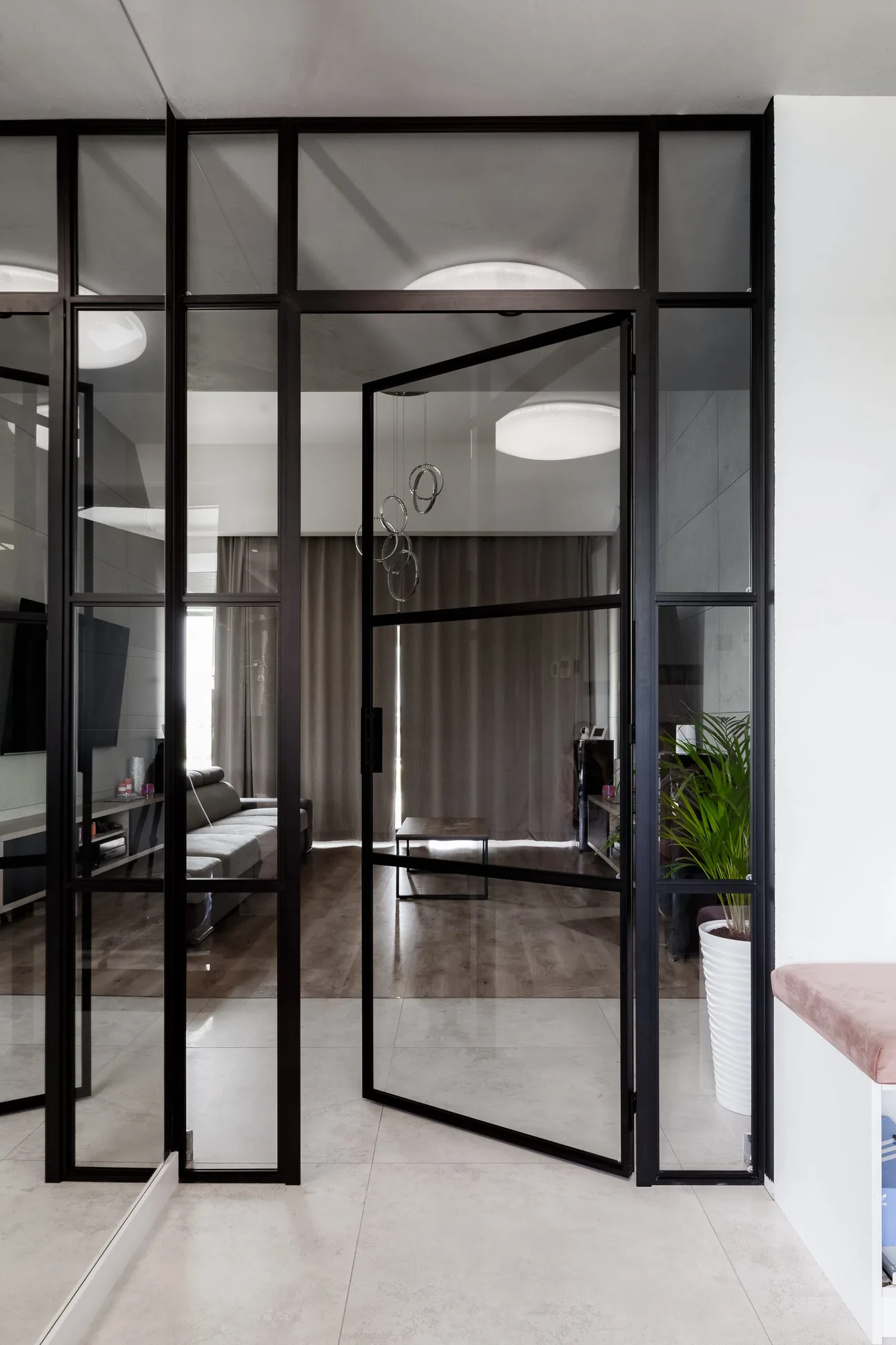 Stiklota loft starpsiena hallē